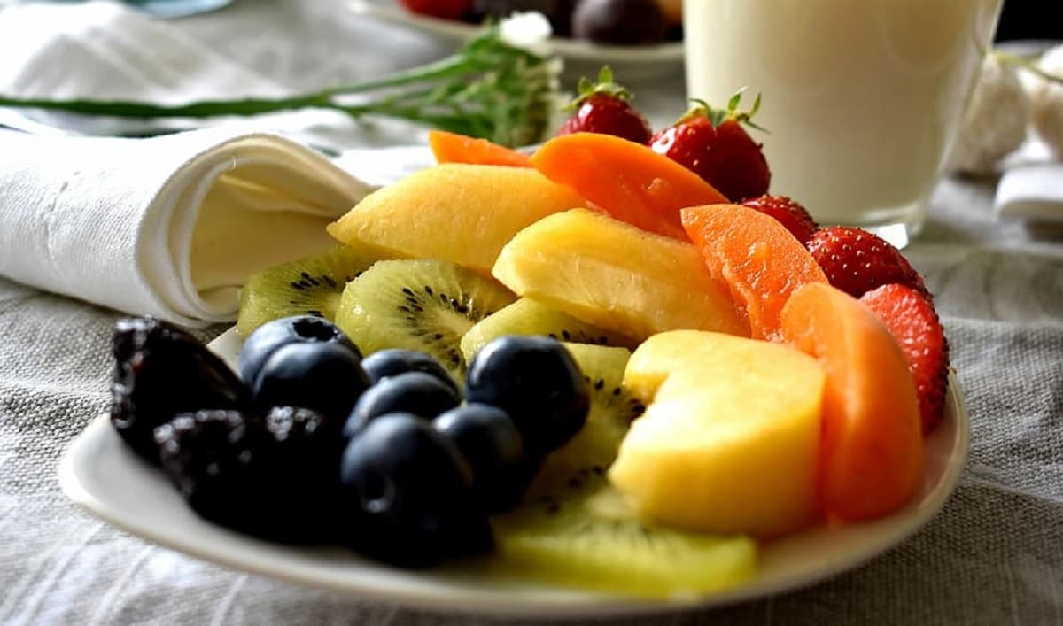 Beneficios de desayunar fruta por la mañana