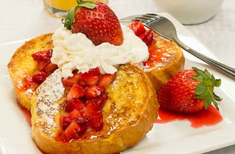 Tostadas Francesas con Fresas y Crema Batida